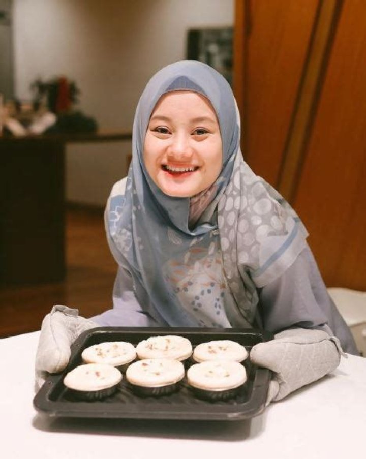 
Dinda Hauw Height, Weight, Net Worth, Age, Birthday, Wikipedia, Who, Nationality, Biography 