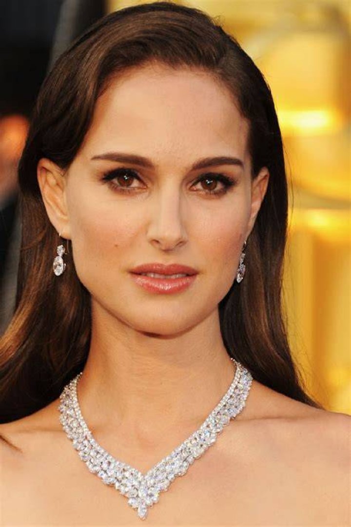 
Emma Sarley Height, Weight, Net Worth, Age, Birthday, Wikipedia, Who, Nationality, Biography 