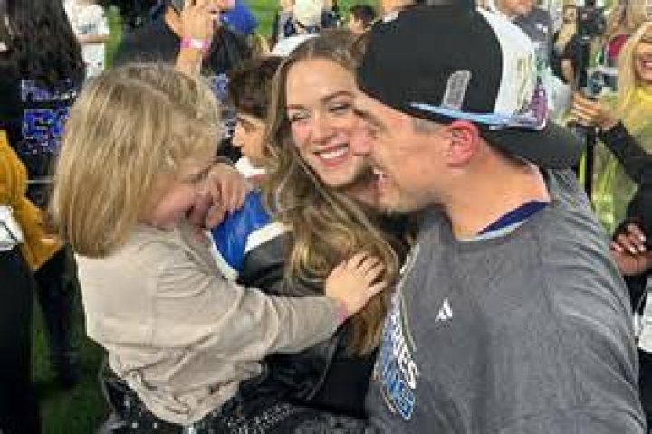 Kike Hernandez is Married to Wife: Mariana Vicente. Kids