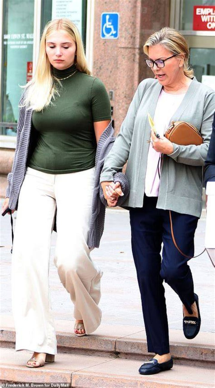 Leslie Grossman Daughter Adopted With John Bronson- Is She Related With Naomi?