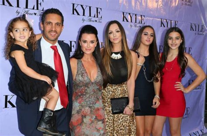 
Mauricio Umansky Children: Sophia, Portia And Alexia Umansky Age Gap Explored 