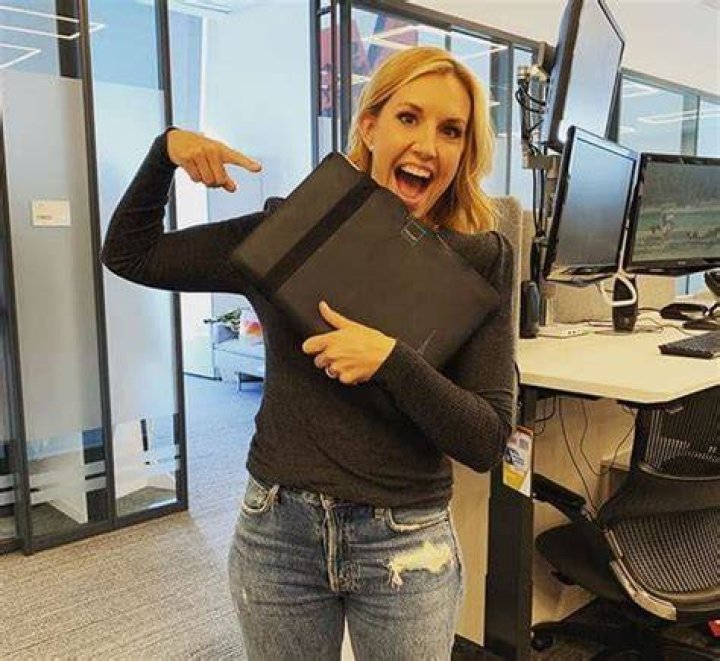 
Poppy Harlow Biography: Is she married? Find out her biography, married, dating, family life, body measurement, career, net worth 