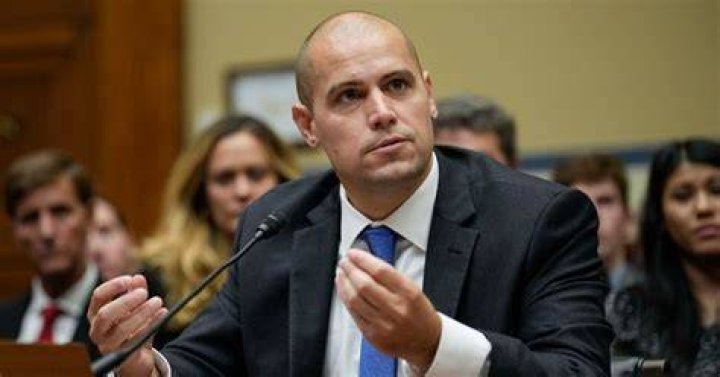Who is Ryan Graves, former Navy pilot?
