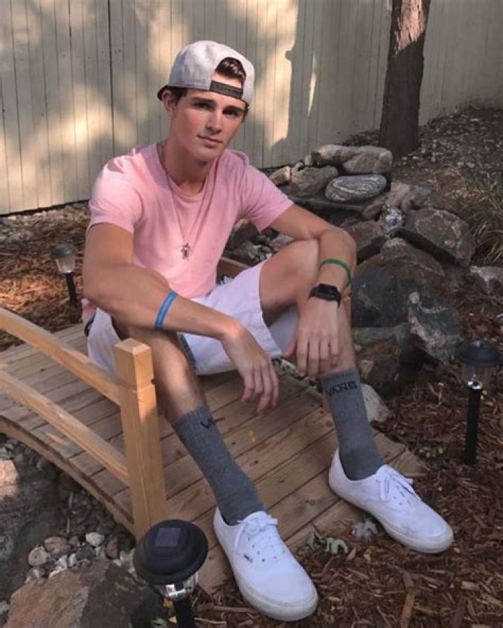 
Zach Charlson Height, Weight, Net Worth, Age, Birthday, Wikipedia, Who, Nationality, Biography 